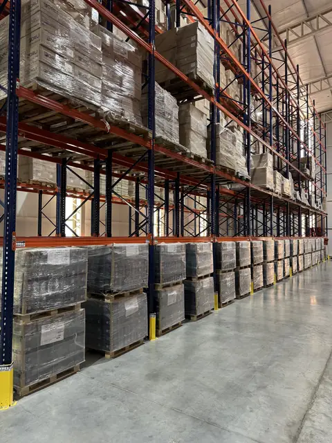 Pasillo de racks con cada pallet en su ubicación